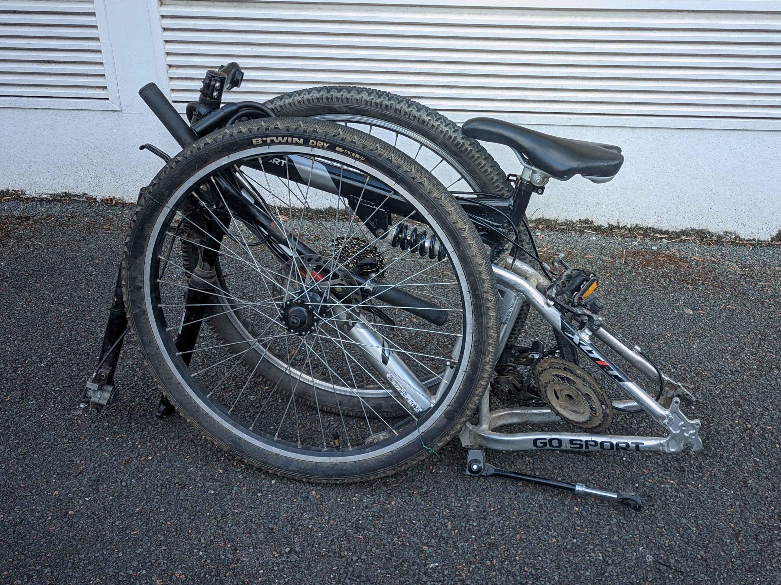 Vélo démonté et plié