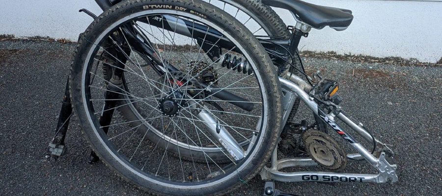 Vélo démonté et plié